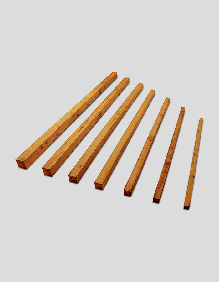 Vierkant timmerhout, ruw gezaagd, gemaakt van robiniahout.