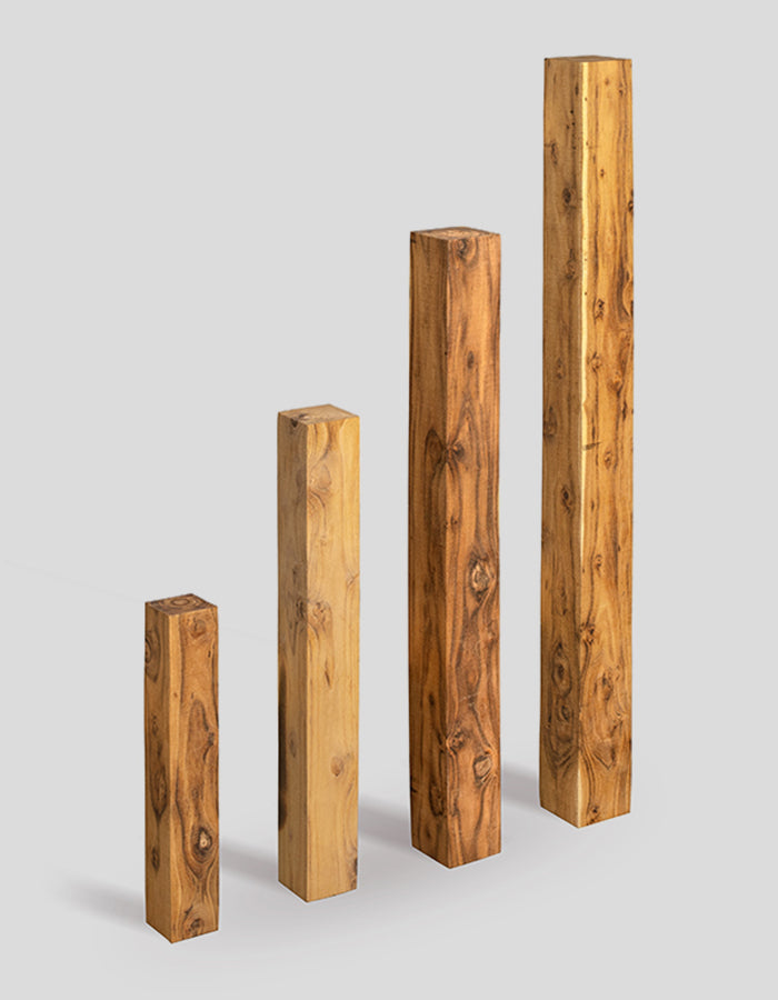 Vierkante keermuurpalen gemaakt van robiniahout