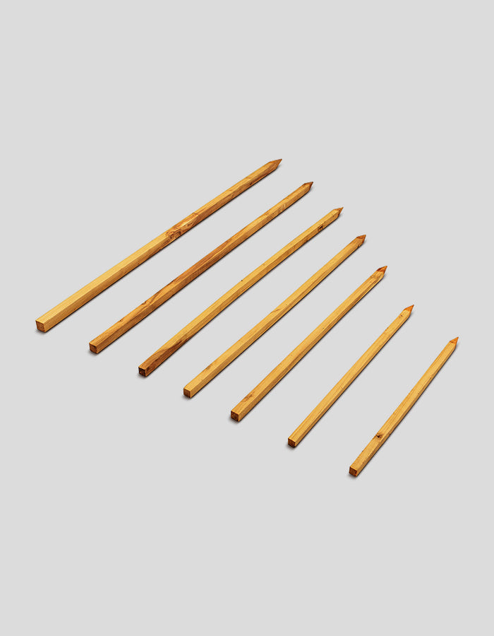 Vierkante, ruwe plantstokken gemaakt van robiniahout