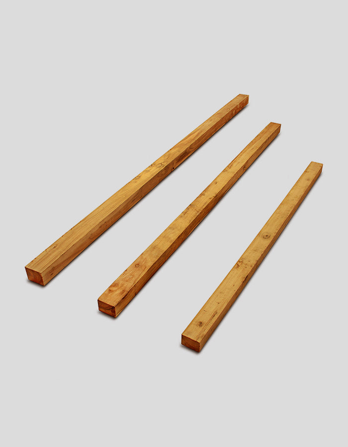 Vierkante balken gemaakt van robiniahout