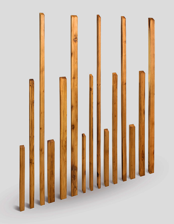 Vierkante schuttingpalen, ruw gezaagd, met afgeschuinde uiteinden, gemaakt van robiniahout.