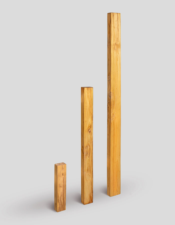 Rechthoekige, ruw gezaagde poten, gemaakt van robiniahout