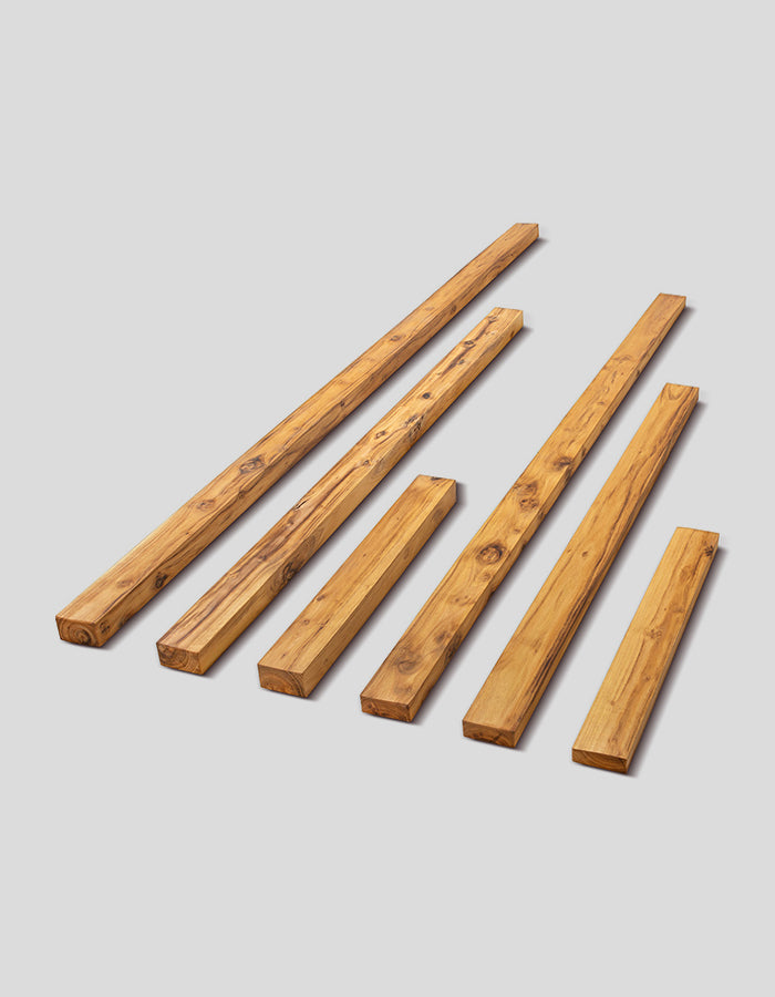 Rechthoekige schuttingpaal (met afgeschuinde randen), geschuurd, gemaakt van robiniahout.