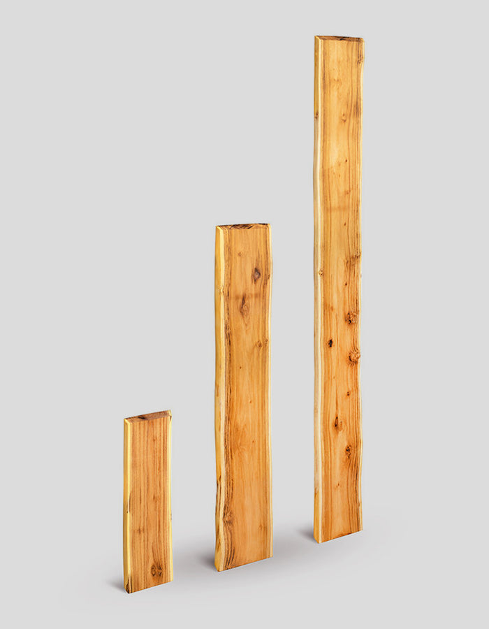 Schuttingplanken met natuurlijke rand (niet afgewerkt), geschuurd, uiteinden afgeschuind, gemaakt van robiniahout.