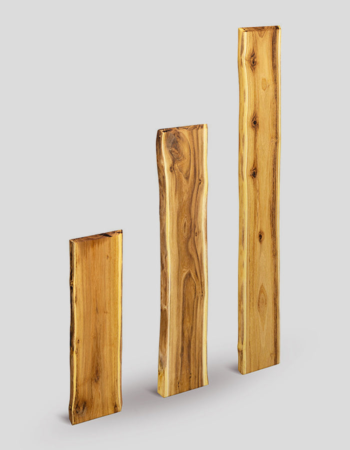 Schuttingplanken met natuurlijke rand (niet afgewerkt), geschaafd, uiteinden afgeschuind, gemaakt van robiniahout.