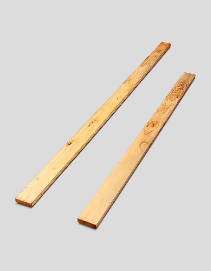 Rechthoekige schuttingplanken (met afgeschuinde randen), geschaafd en afgeschuind, gemaakt van robiniahout.