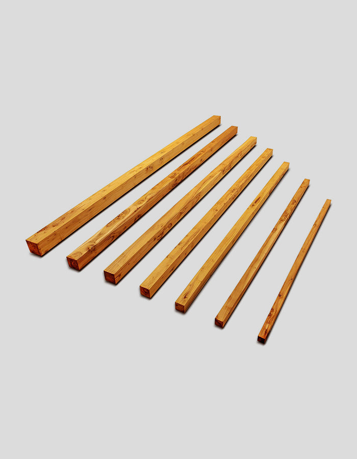 Vierkant constructiehout, geschaafd, gemaakt van robiniahout.