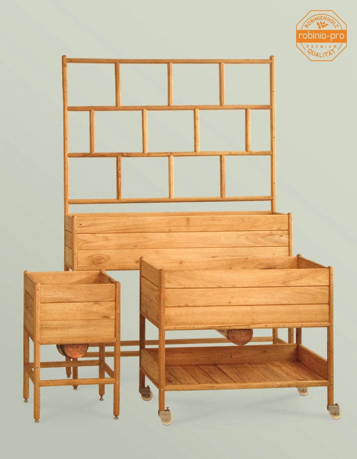 Verhoogde bloembedden op het balkon, ook met klimrek en privacyscherm.