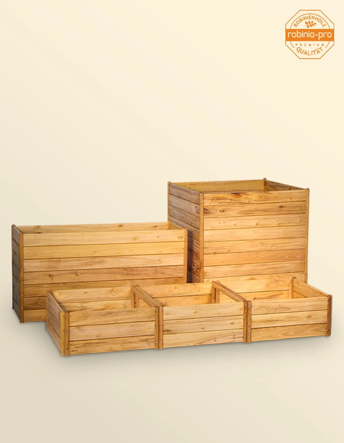 Verhoogde houten plantenbakken, eventueel met klimrek en afscherming.