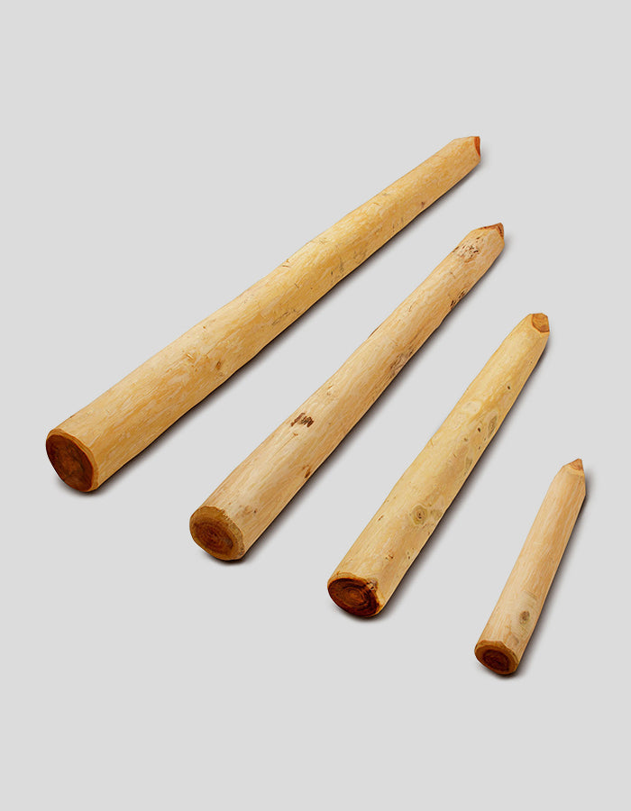 Ronde, rechtgehouwen, houten palen, geschild en gladgemaakt, vervaardigd van robiniahout.