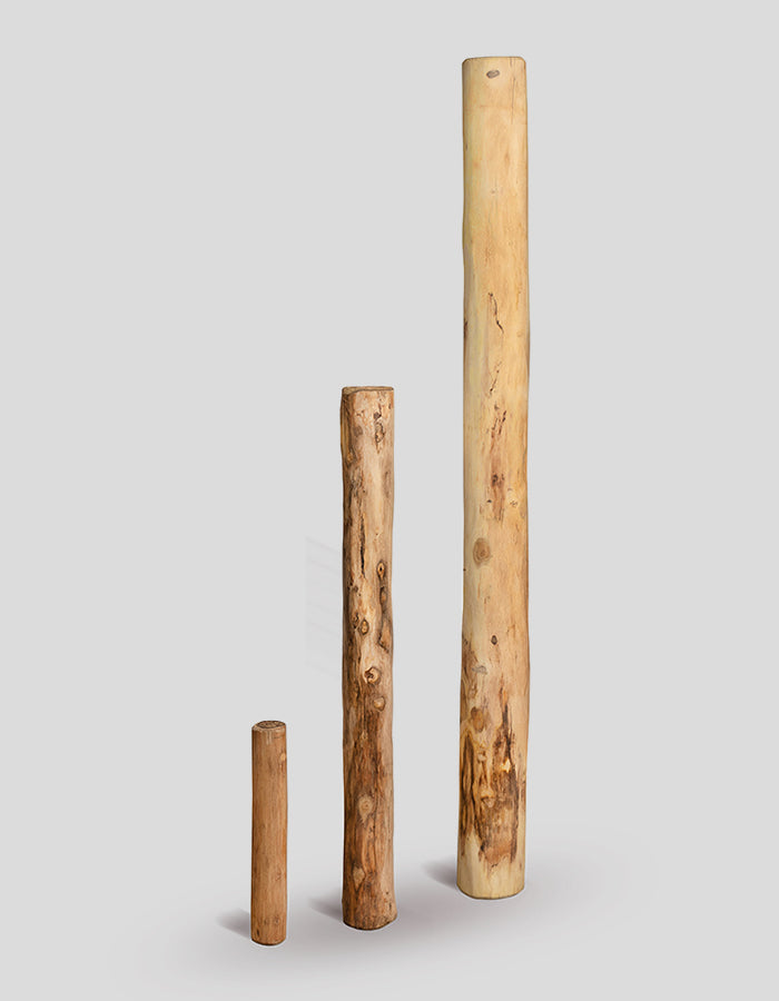 Ronde, extra rechte, geschilde en gladgemaakte houten palissaden, vervaardigd uit robiniahout.