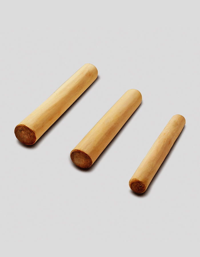 Natuurlijke ronde bolder, extra recht, geschild, gladgemaakt en geschuurd, gemaakt van robiniahout.