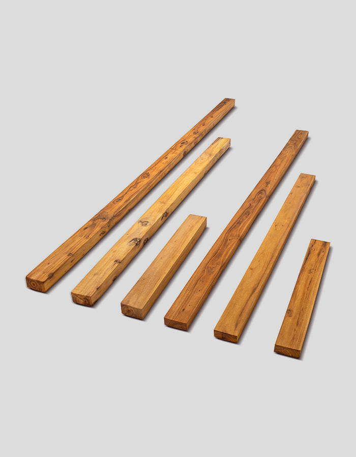 Rechthoekige schuttingbalk (met afgeschuinde randen), ruw gezaagd, gemaakt van robiniahout.