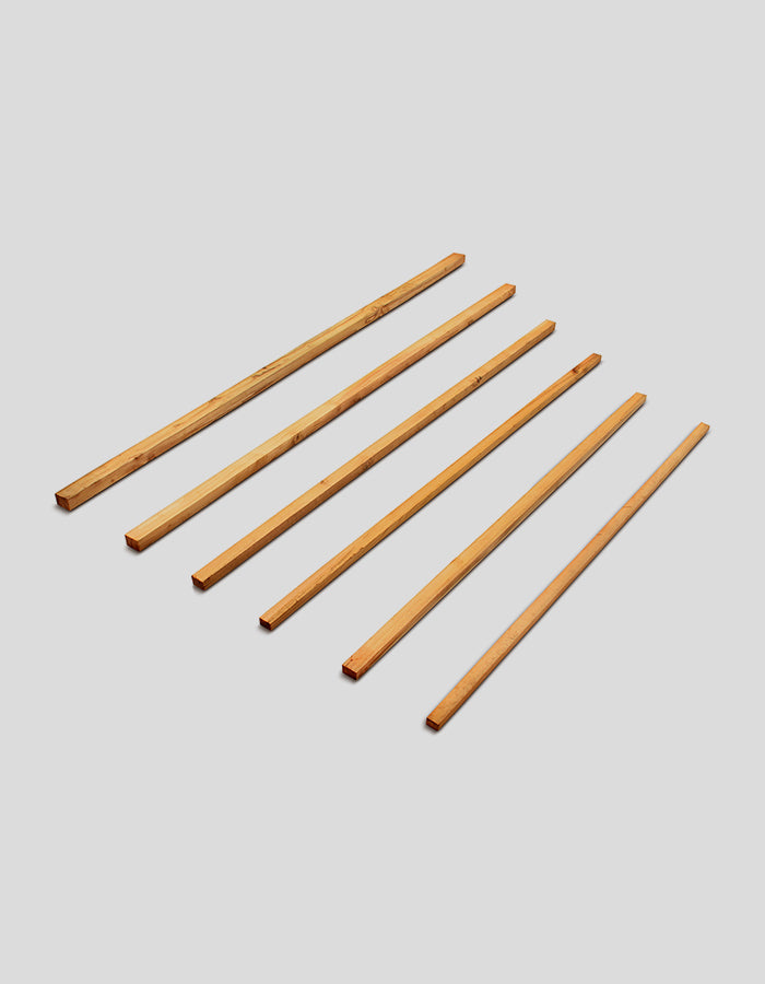 Ruw gezaagde stroken/latten gemaakt van robiniahout