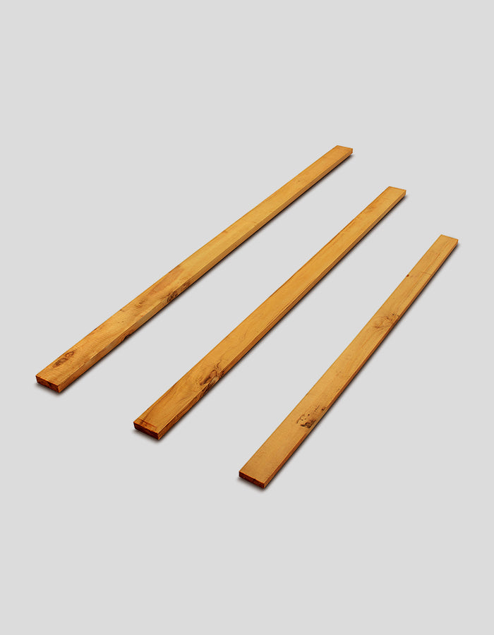 Ruw gezaagde planken gemaakt van robiniahout