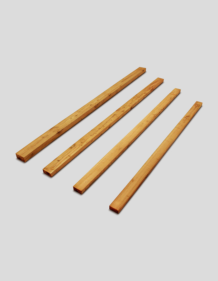 Planken van robiniahout, ruw gezaagd