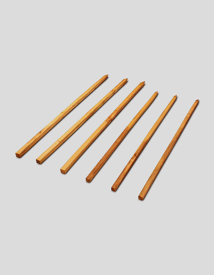 Vierkante tomatenstokken, ruw gezaagd, gemaakt van robiniahout