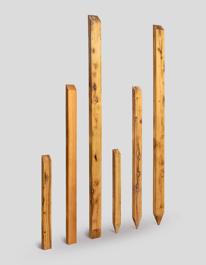 Rechteckpfosten (besäumt) geschliffen, oben angeschrägt aus Robinienholz