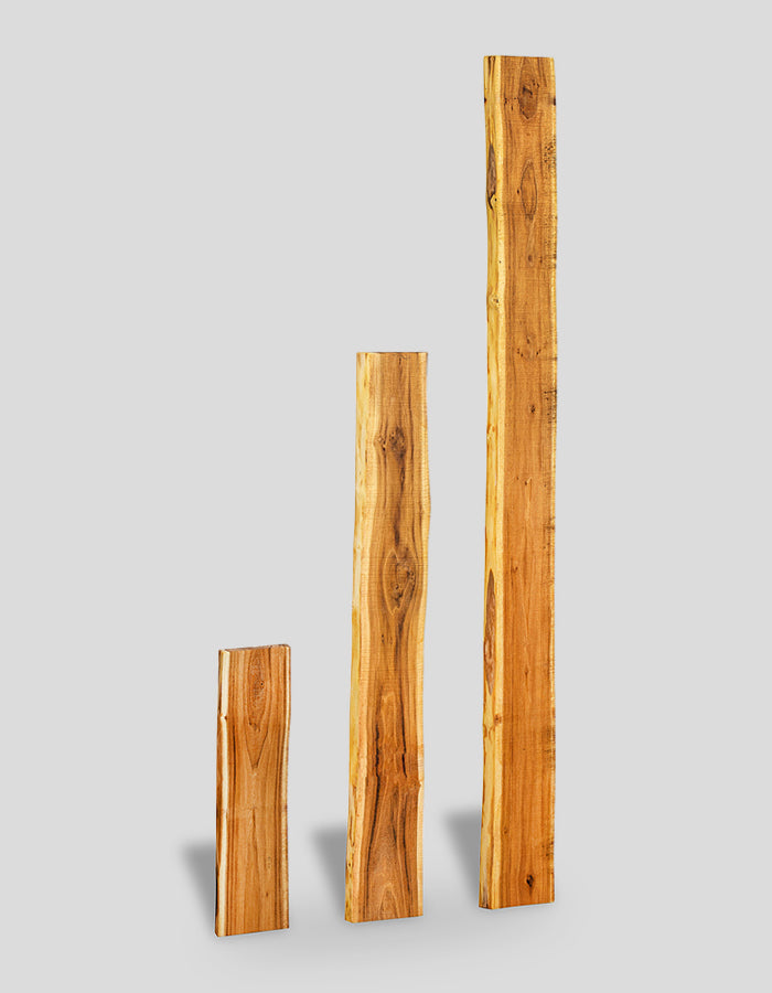 Schuttingplanken met natuurlijke rand (onafgewerkt), ruw, uiteinden niet afgeschuind, gemaakt van robiniahout.