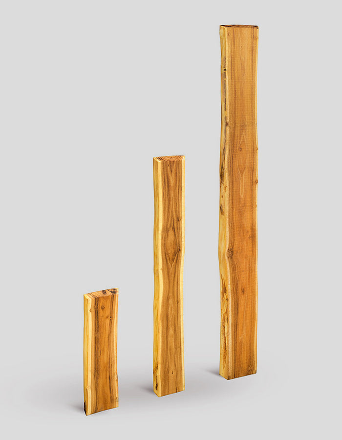 Schuttingplanken met ruwe, onbewerkte randen, afgeschuinde uiteinden, gemaakt van robiniahout.