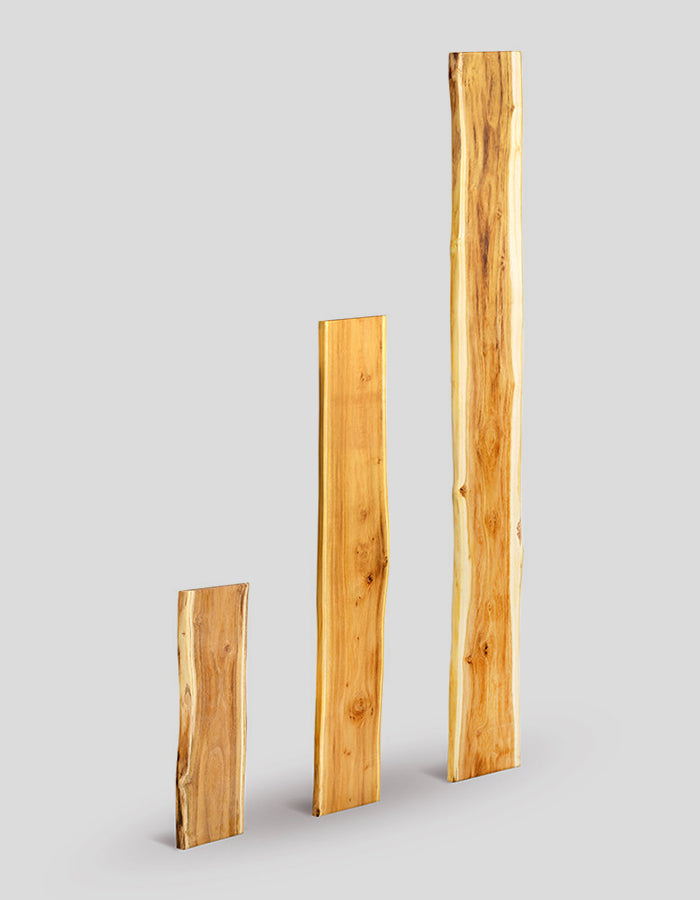 Schuttingplanken met natuurlijke rand (niet afgewerkt), geschuurd, uiteinden niet afgeschuind, gemaakt van robiniahout.