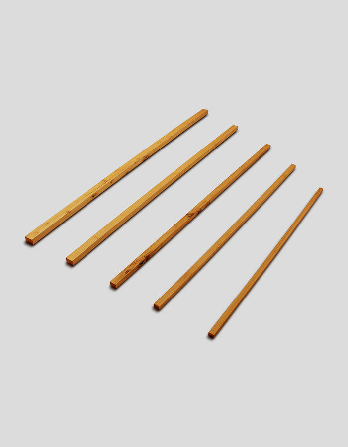 Geschaafde stroken/latten gemaakt van robiniahout