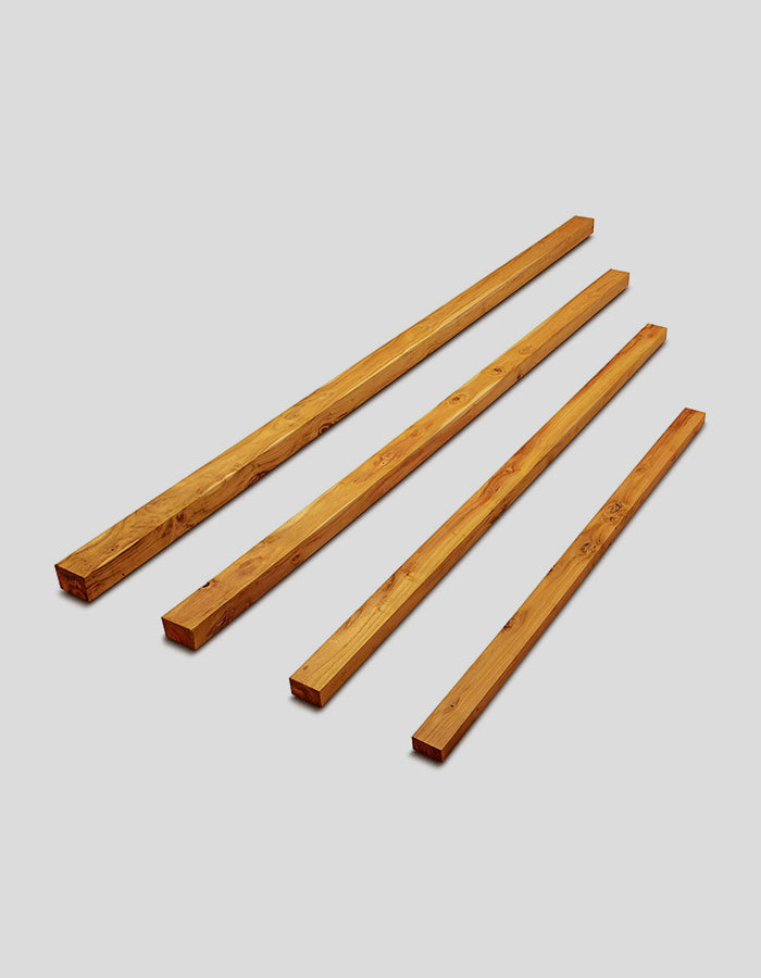 Planken van robiniahout, geschaafd