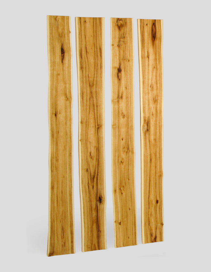 Ruwgerande planken (zonder randafwerking); randen geschild en gladgemaakt, gemaakt van robiniahout.