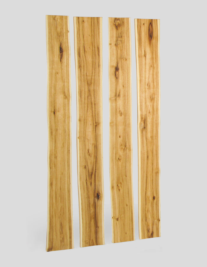 Platte planken (zonder randen), geschuurd; randen vooraf geschild en gladgemaakt, gemaakt van robiniahout.